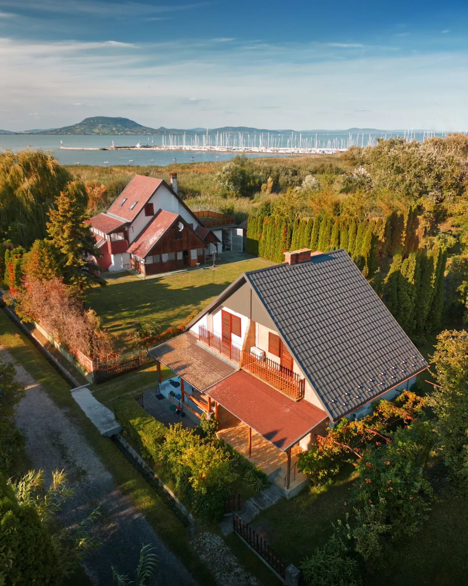 vízparti pihenő balatonfenyves felülnézetből háttérben a balatonnal