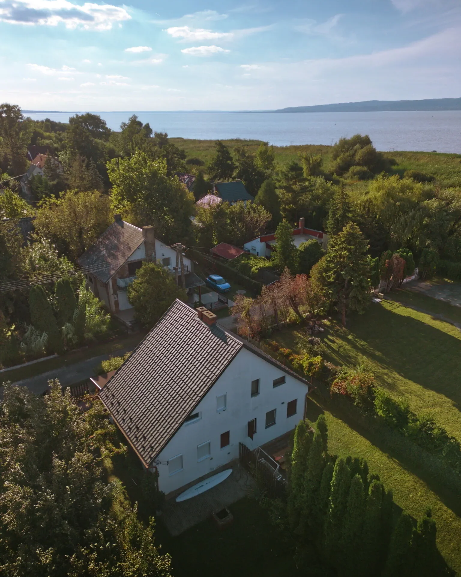 vízparti pihenő balatonfenyves felülnézetből háttérben a balatonnal