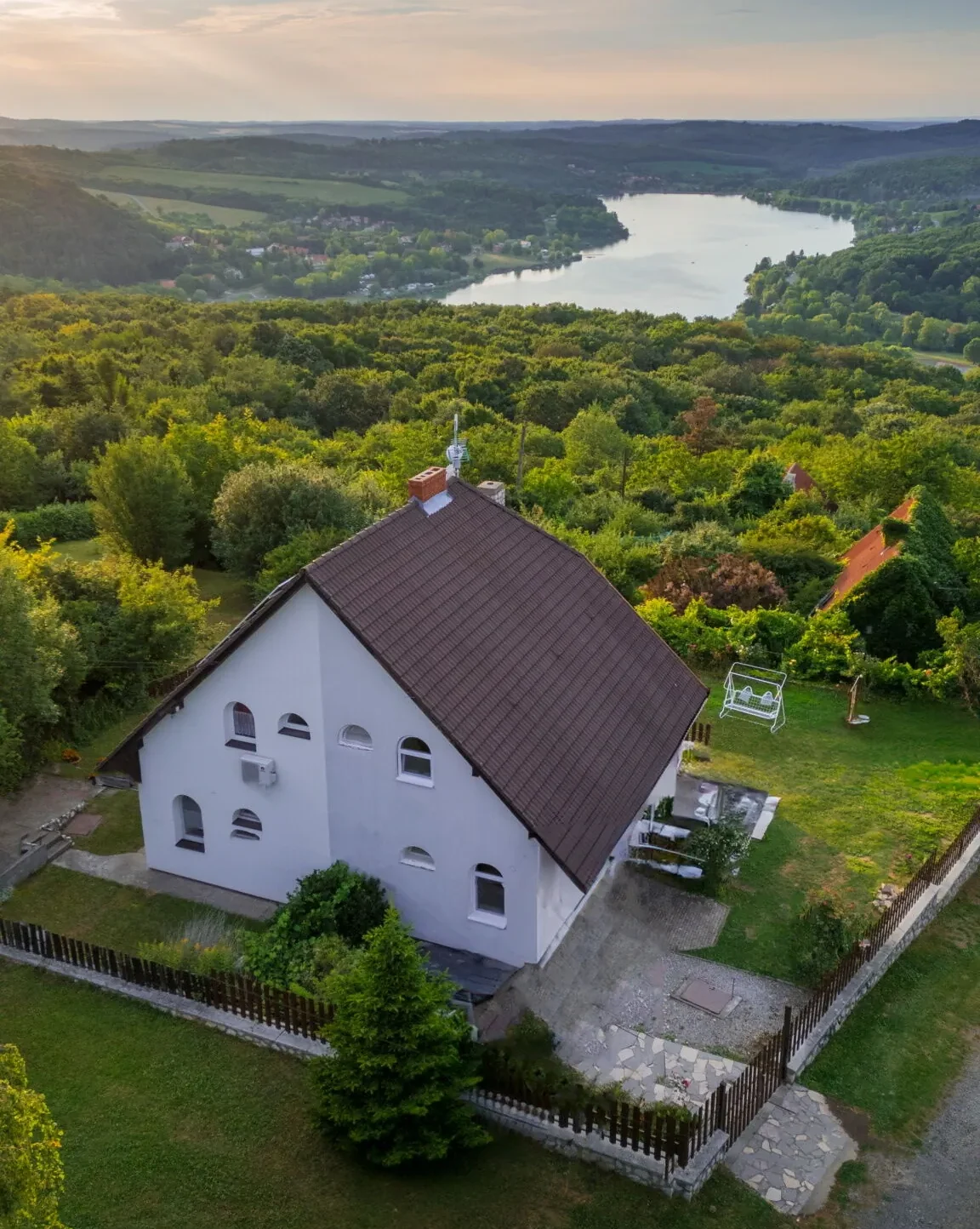 panoráma ház orfű felülnézetből, háttérben az orfűi tóval