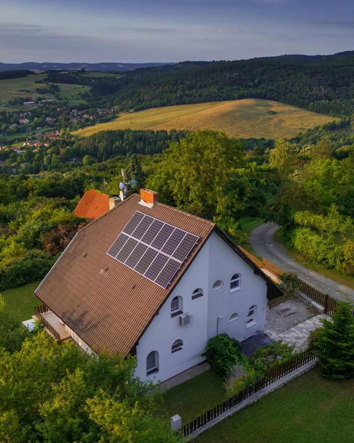 panoráma ház orfű felülnézetből, háttérben a mecsekkel