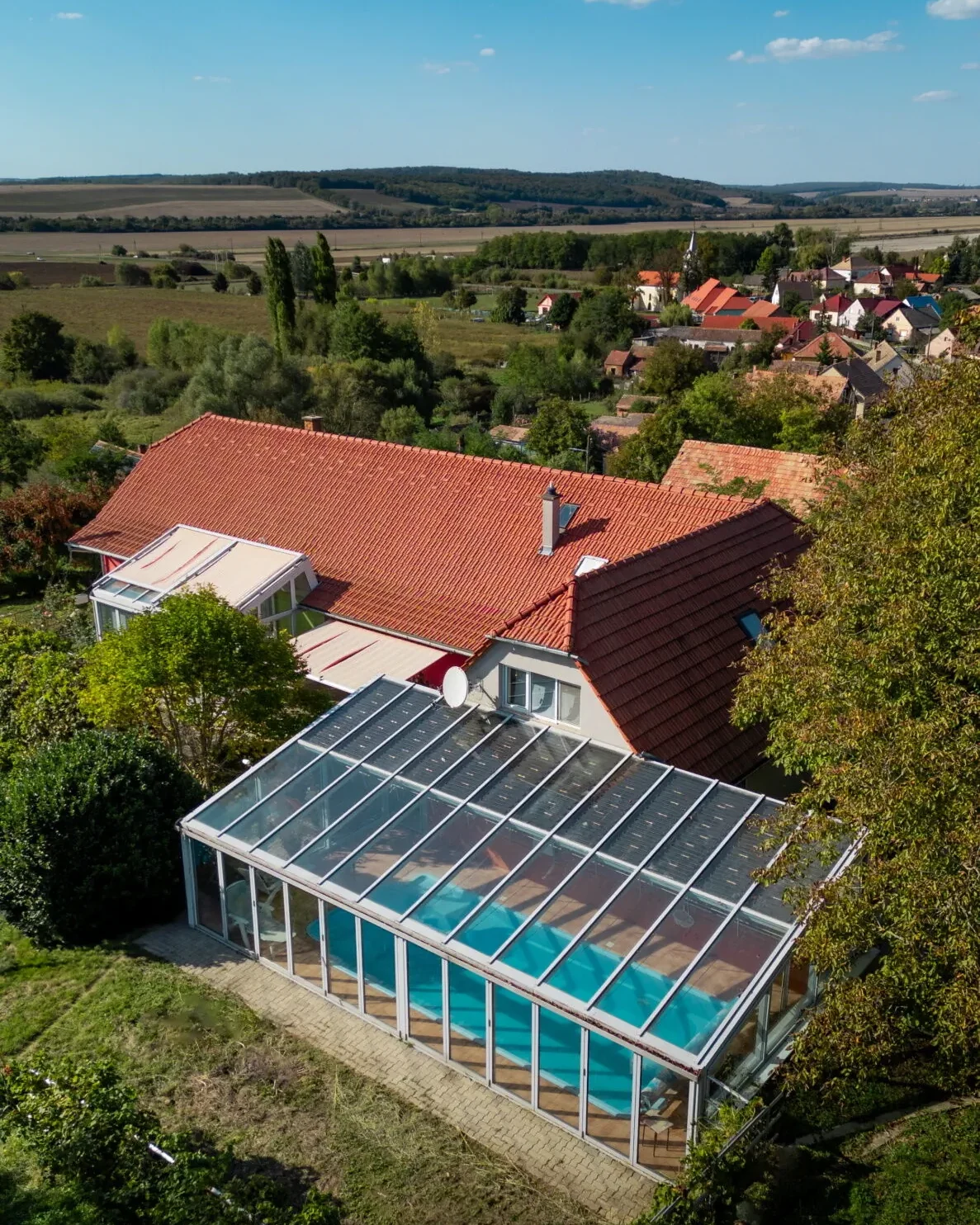 beltéri fedett medence felülnézetből oroszlón
