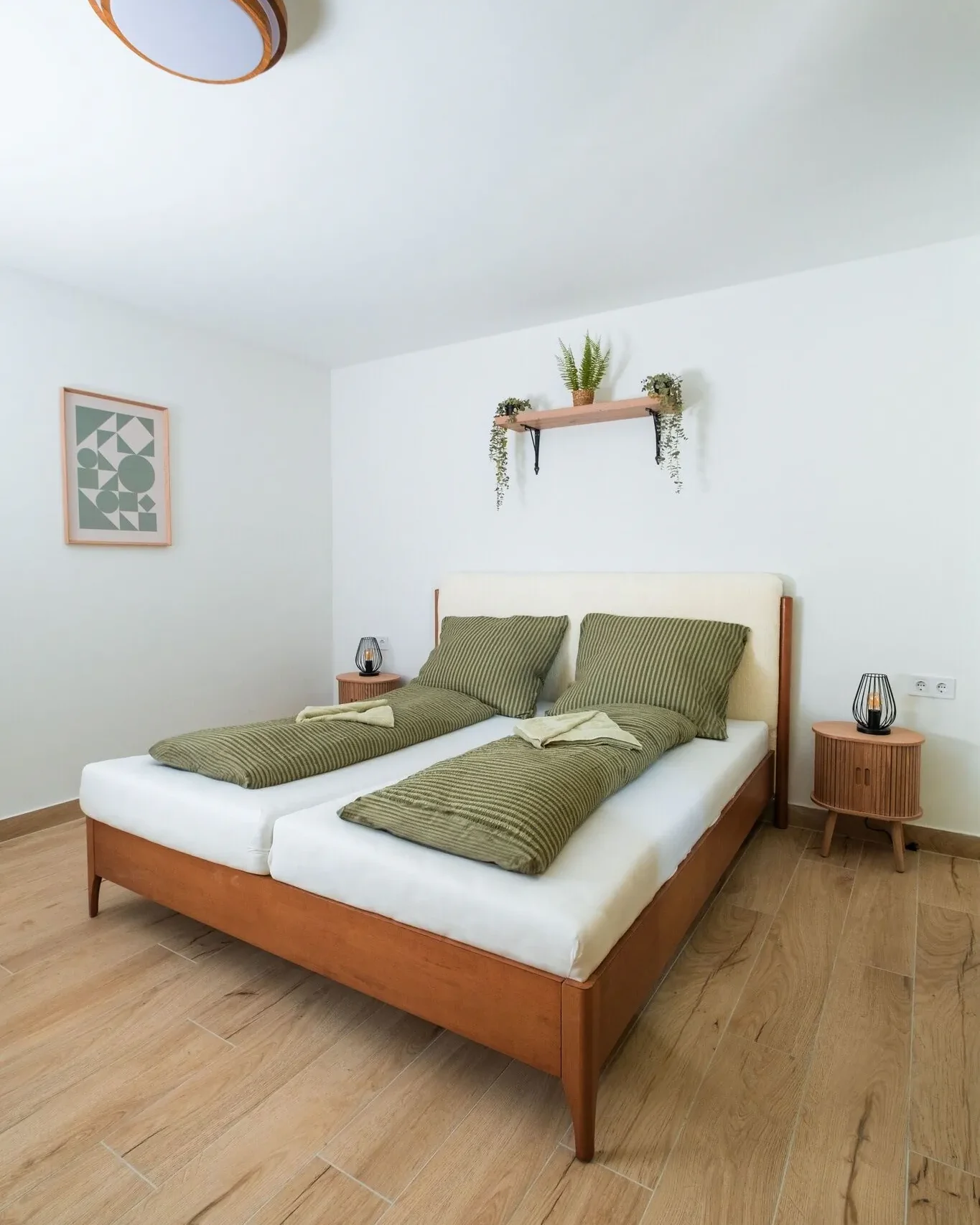 kétszemélyes ágy privát apartman hálószobája szekrényekkel