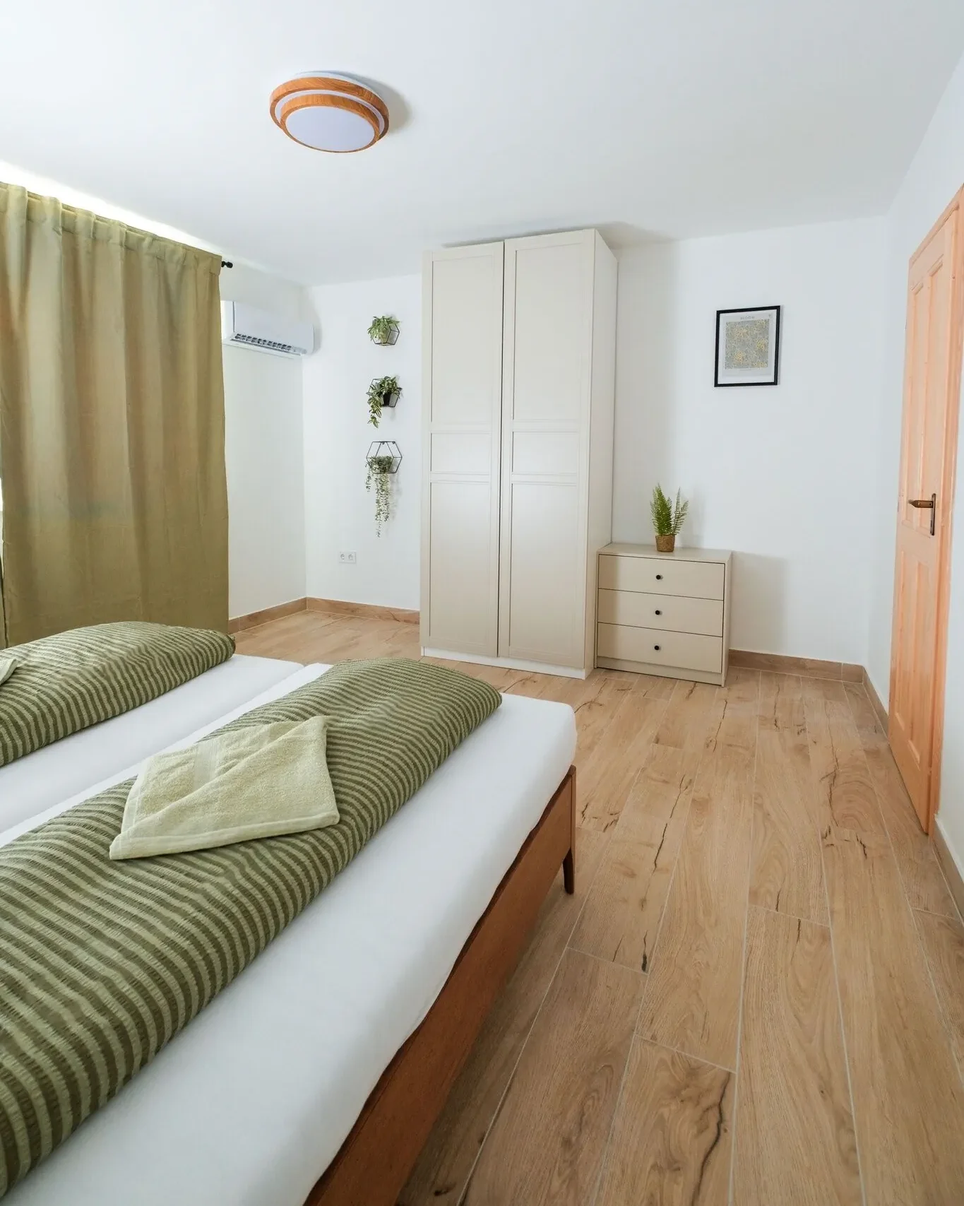 kétszemélyes ágy privát apartman hálószobája szekrényekkel