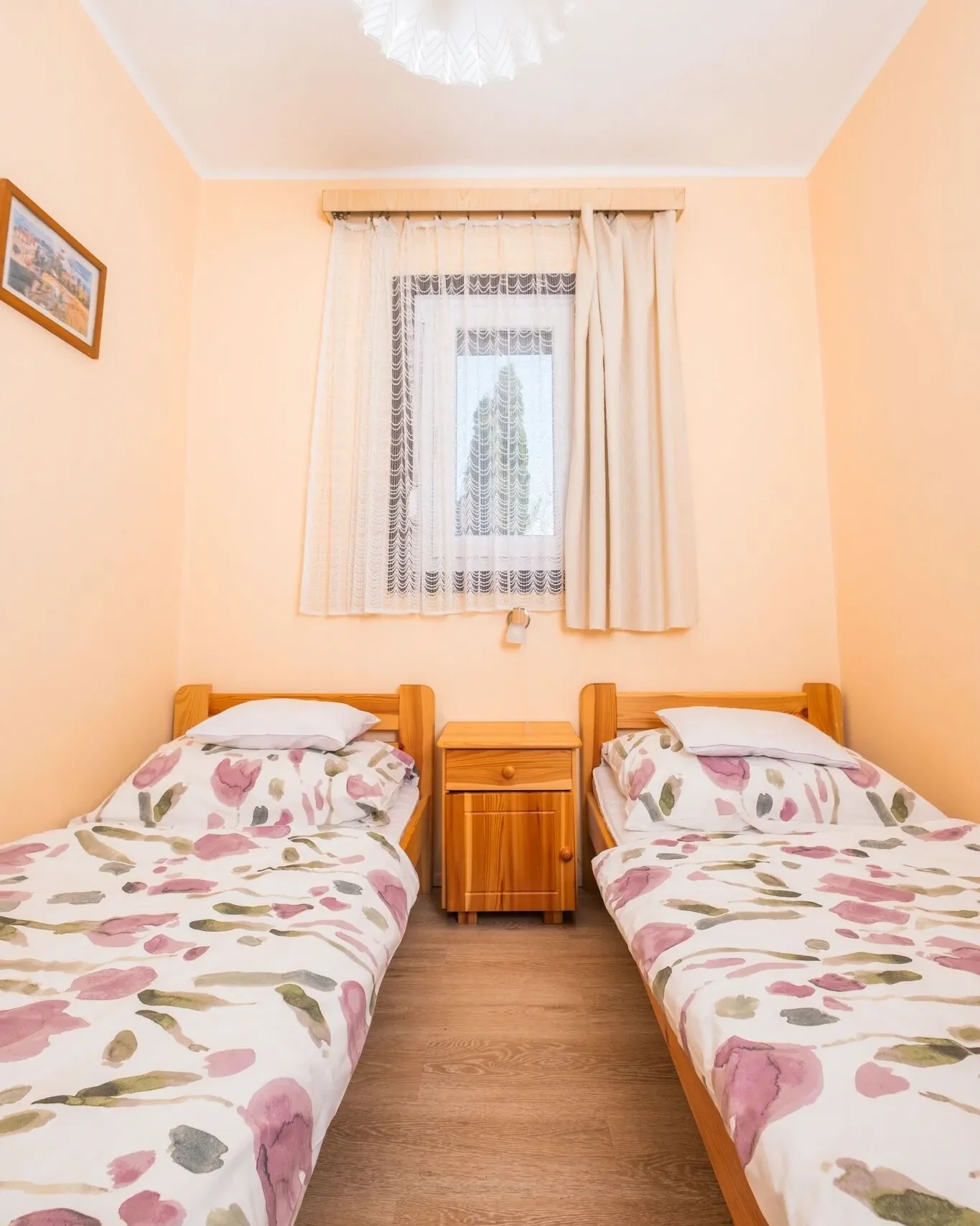 két egyszemélyes ágy privát apartman hálószobája szekrényekkel