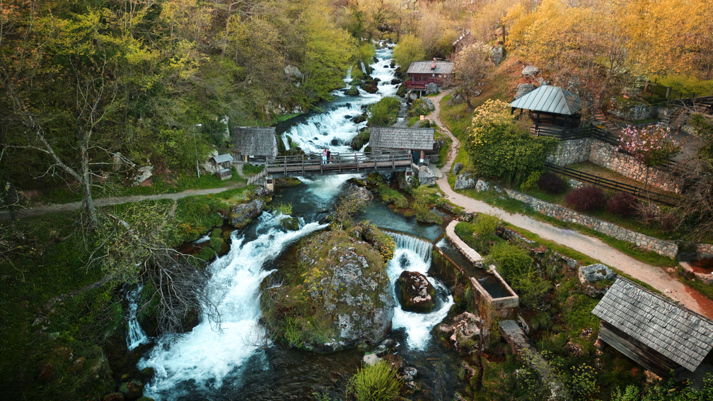 krupa malmok bosznia gyors folyású folyóval és kis házakkal