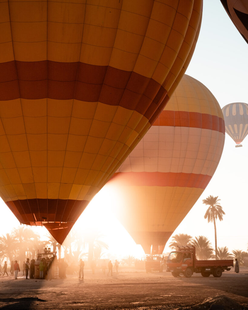 luxori hőlégballonozás hajnalban a nílus és a királyok völgye felett