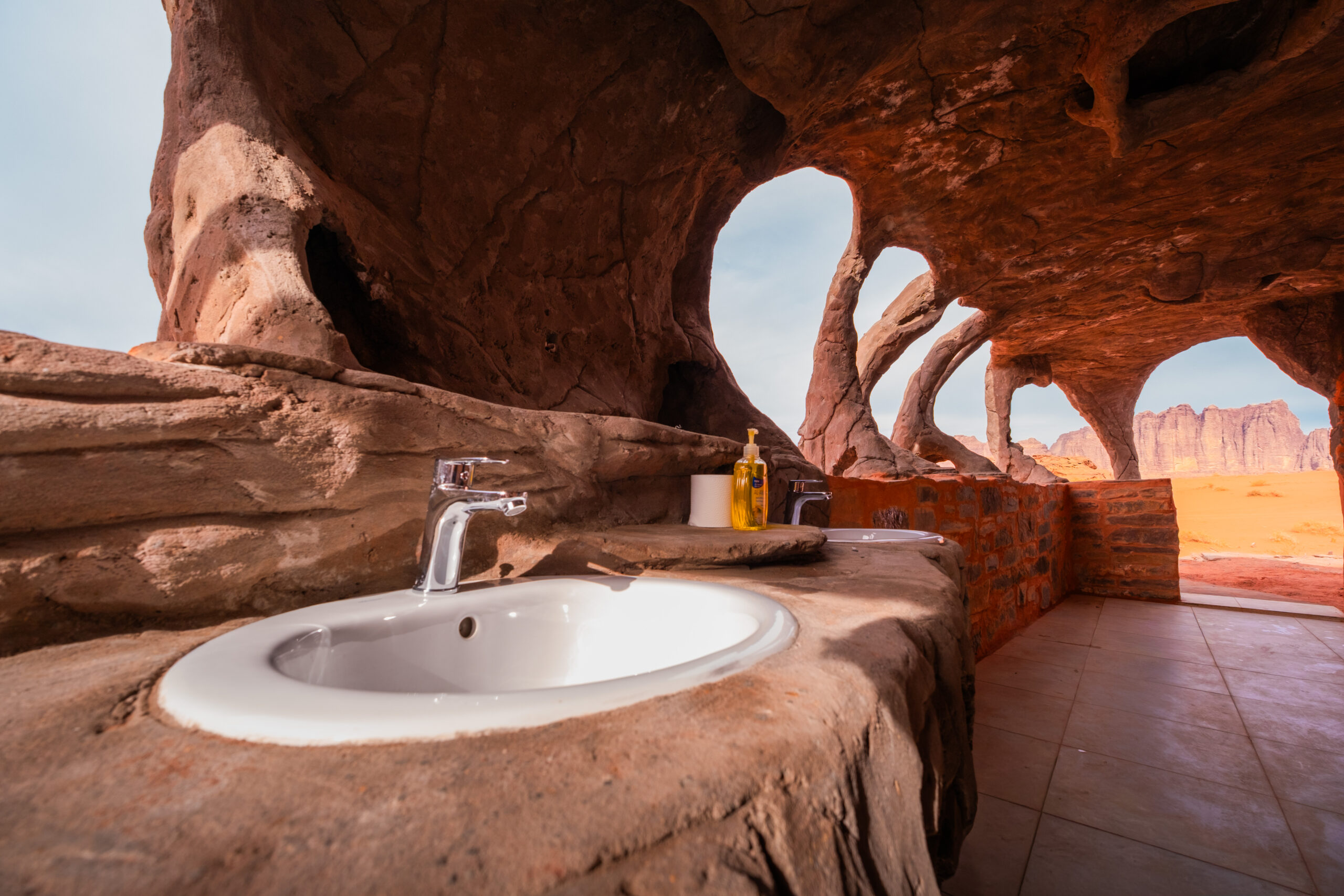 Wadi Rum Wadi Rum cave camping sivatag szállás Jordánia