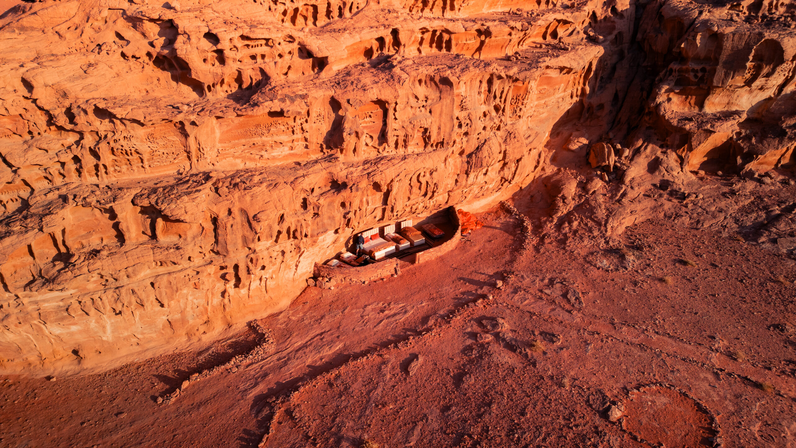 wadibed Wadi Rum Wadi Rum cave camping sivatag szállás Jordánia