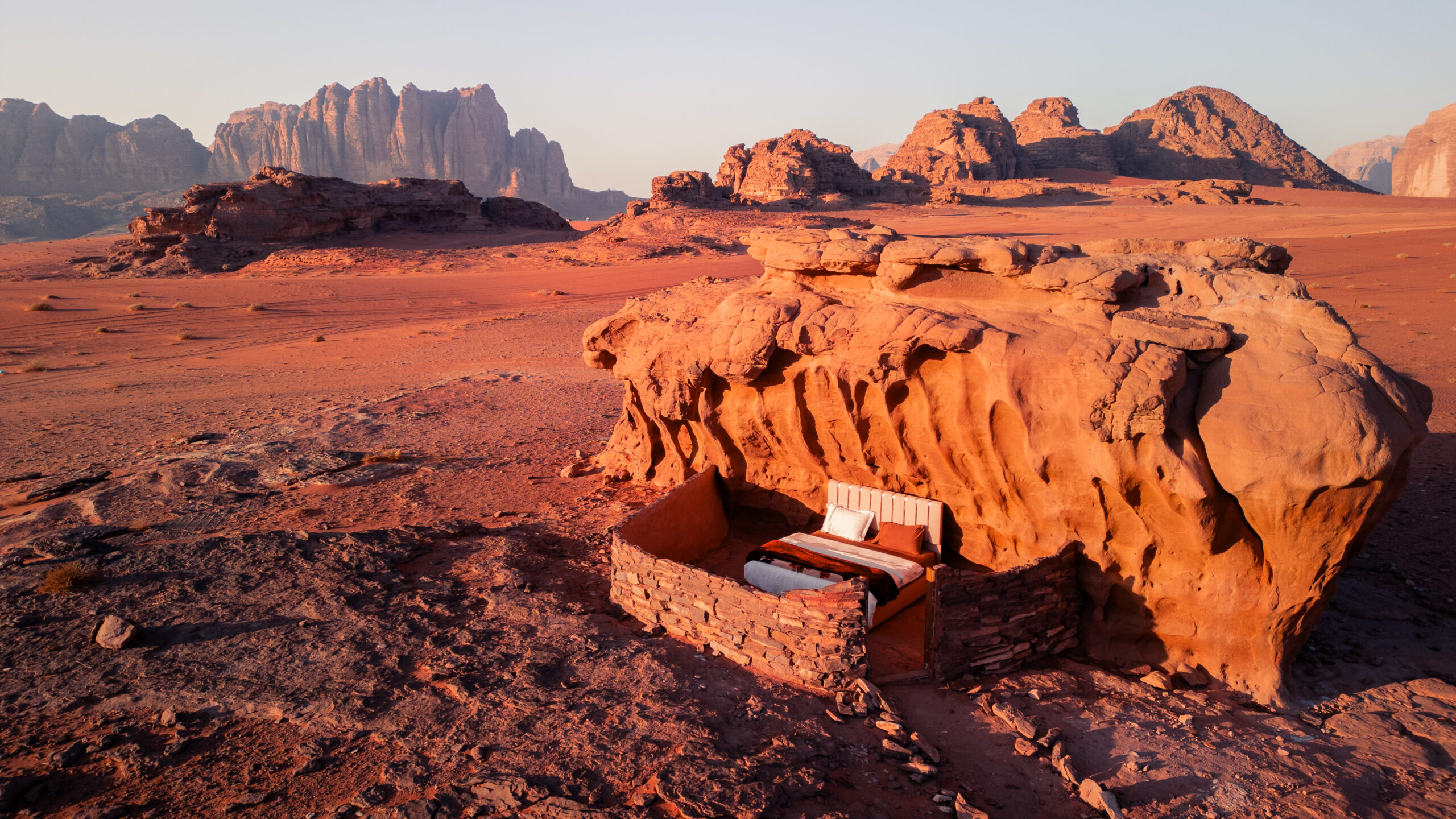 Wadi Rum Wadi Rum cave camping sivatag szállás Jordánia
