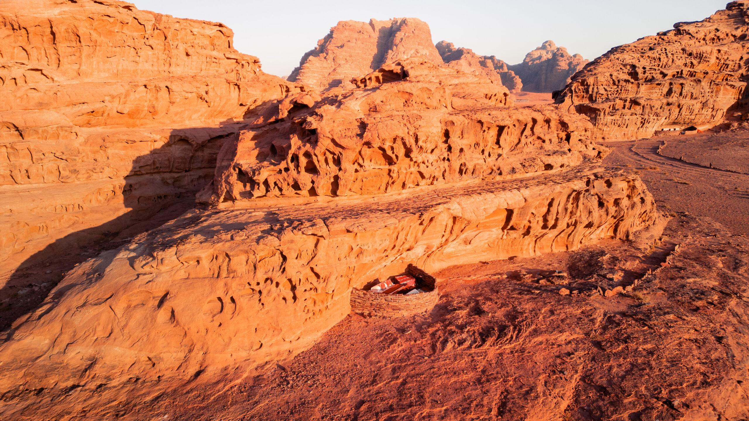 Wadi Rum Wadi Rum cave camping sivatag szállás Jordánia